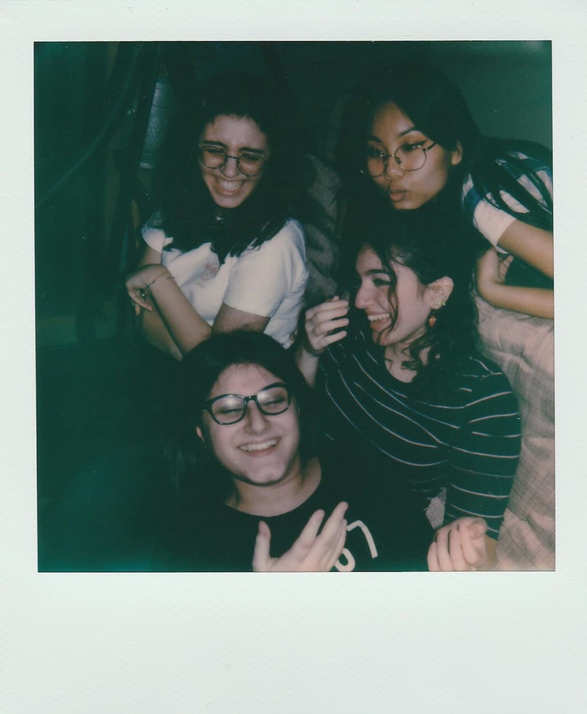 Amigos riendo durante un viaje con fotos espontaneas