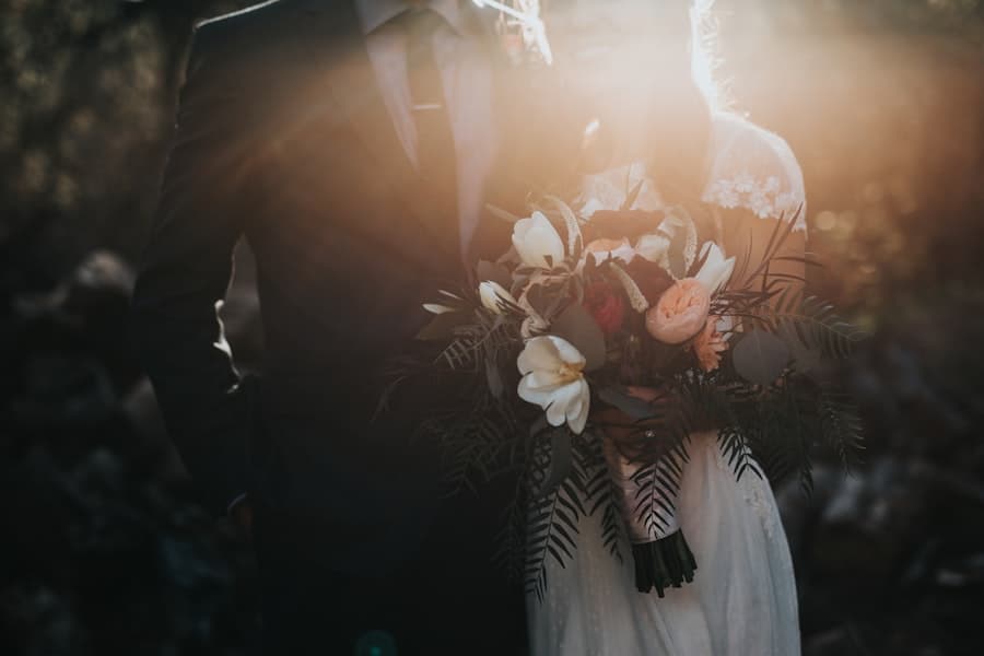 Pareja en una boda vista como recuerdo espontaneo de invitados