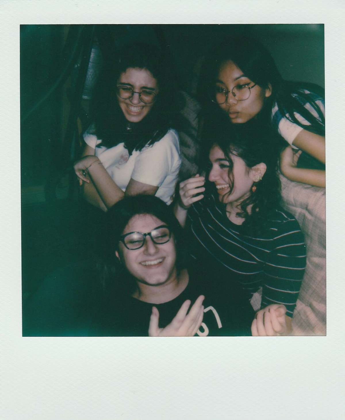 Amigos riendo en una foto espontanea