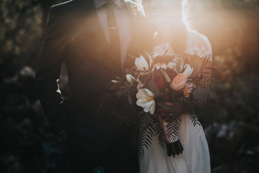 Pareja en un momento romantico de boda